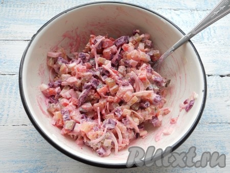 Тщательно салат перемешать.