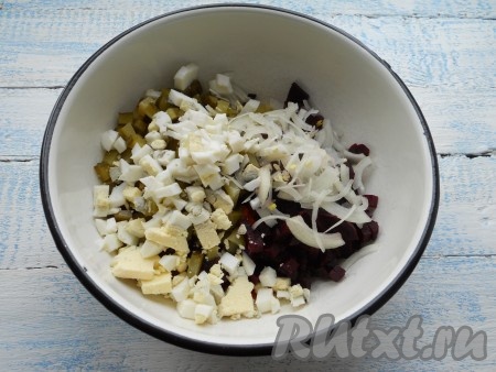 Лук, нарезанный тонкими четвертинами или полукольцами, и порубленные яйца добавить в салат к нарезанным овощам.
