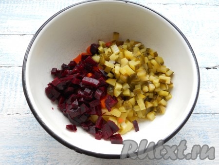 Добавить к картофелю и морковке нарезанные кубиками маринованные огурцы и свеклу.
