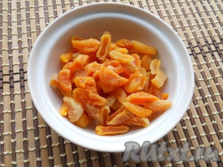 Курагу залить кипятком, накрыть, оставить на 10-15 минут. Далее распаренную курагу достать из воды, нарезать кусочками, воду не выливать.
