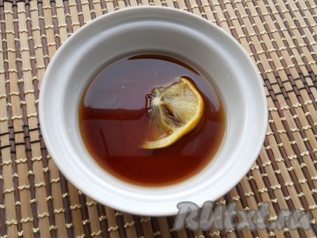 Отлить пару столовых ложек оставленной воды, в которой замачивали курагу, добавить соевый соус и лимонный сок, перемешать.