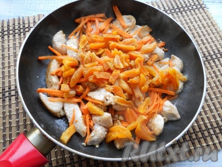 Курагу тоже добавить на сковороду, перемешать, готовить на небольшом огне около 5 минут, периодически помешивая.
