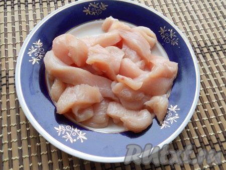 Куриное филе нарезать длинными брусочками.