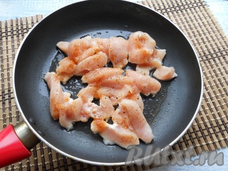 Филе выложить на разогретую с растительным маслом сковороду, посыпать специями, черным свежемолотым перцем, обжарить на довольно сильном огне до легкой румяности со всех сторон.
