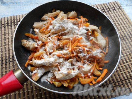 Посыпать все содержимое сковороды мукой, перемешать, чтобы не осталось комочков.