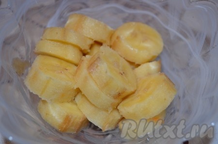 Замороженный банан очистить, порезать.