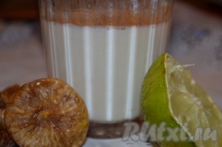 Молоко смешиваем с корицей, мускатным орехом, соком лайма.