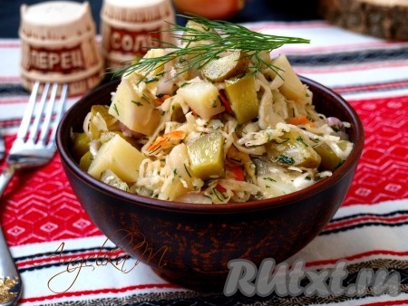 Салат из квашеной капусты с солеными огурцами