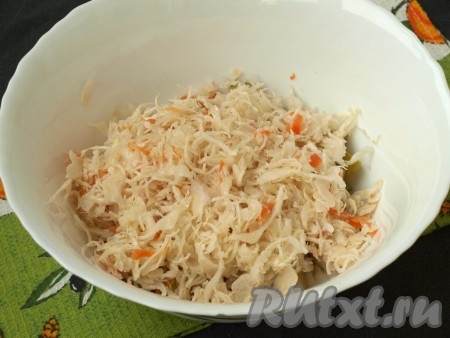Добавить к картофелю с огурцами квашеную капусту.
