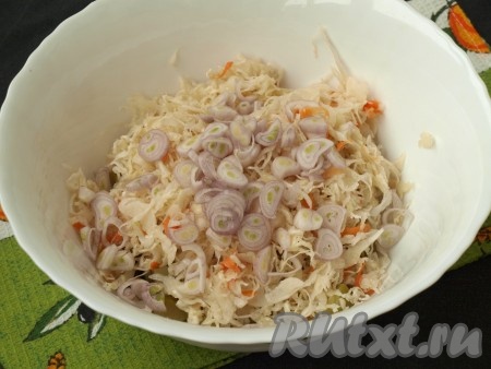 Очищенный фиолетовый лук нарезать полукольцами. У меня был мелкий лук, нарезала его колечками.
