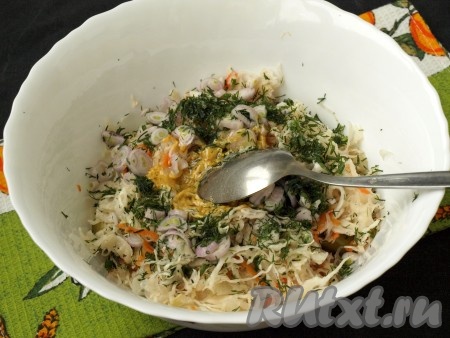 Добавить заправку и измельчённый укроп в салат. По вкусу салат посолить, я не солила.
