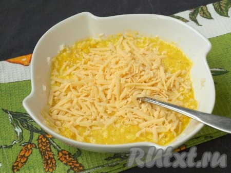 Хорошо перемешать всю массу вилкой, затем добавить натёртый на тёрке твёрдый сыр. Ещё раз перемешать.
