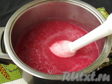 С помощью погружного блендера суп пюрировать.
