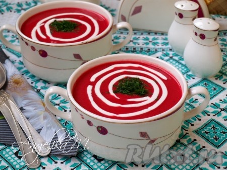 Готовый суп-пюре из свеклы разлить по порциям, подать со сметаной и измельчённым укропом. Это потрясающе вкусно!