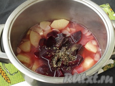 Добавить свёклу в кастрюлю, посолить и поперчить, посыпать базиликом. Варить ещё 2 минуты.
