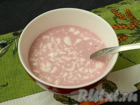 Отлить немного бульона и добавить туда сметану, размешать. Затем снова вернуть в суп.
