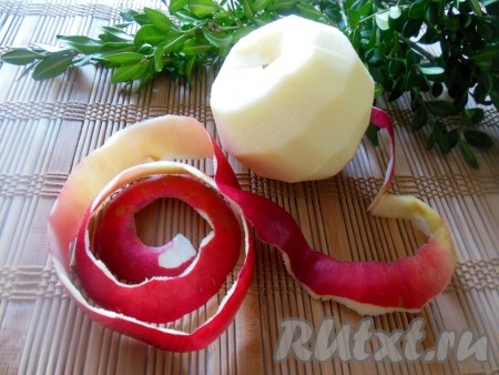 Яблоко очистите от кожуры и семян.