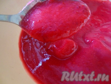 Пробейте получившуюся массу с помощью погружного блендера. Попробуйте на вкус, если мало сахара - добавьте ещё, и на медленном огне, помешивая, доведите до кипения. Затем протрите соус через сито. Все что останется на сите можно не выбрасывать, а добавить в заварочный чайник и заварить чай или приготовить компот с добавлением сухофруктов или ягод.