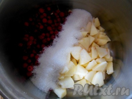 Нарежьте яблоко небольшими кусочками, добавьте воду, сахар и промытые ягоды клюквы, поставьте на медленный огонь и варите, периодически помешивая, 7-10 минут с момента закипания.
