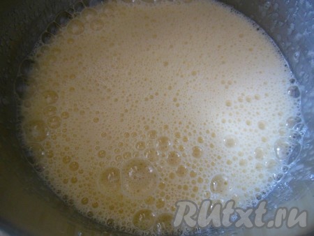 Взбейте яйца с сахаром и ванильным сахаром на максимальных оборотах миксера в течение 5-6 минут. Яичная масса немного увеличится в объёме и станет более светлой.