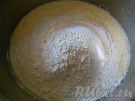 Всыпьте 1 стакан муки и разрыхлитель, перемешайте до однородности.