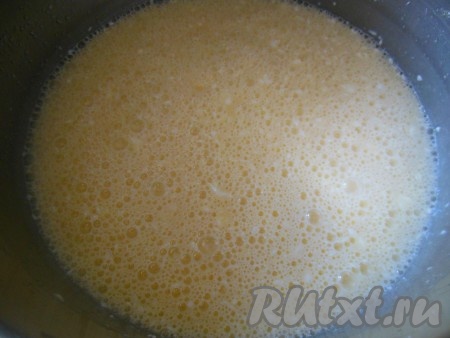 Добавьте в получившуюся смесь сливочное масло комнатной температуры, хорошо взбейте миксером масляно-яичную смесь.