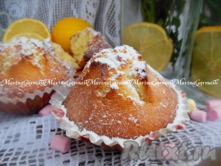 Достаньте готовые лимонные кексы из духовки, остудите, выньте из формочек (я оставила в бумажных формочках) и посыпьте сахарной пудрой. А затем ароматную, вкусную, в меру влажную выпечку подайте к столу.