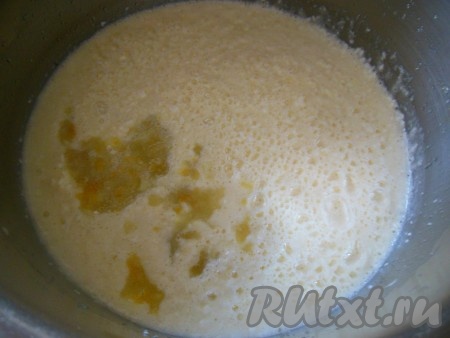 Получившуюся лимонную массу добавьте в масляно-яичную смесь, перемешайте лопаткой.