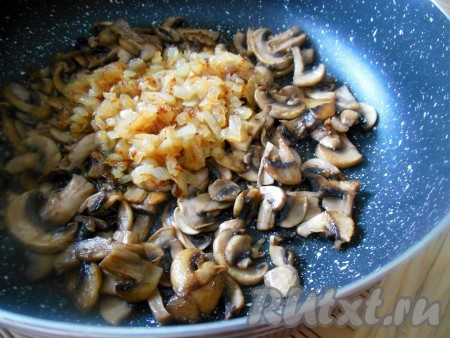 Соедините обжаренные шампиньоны и лук, взбейте погружным блендером, добавьте в икру по вкусу соль и смесь перцев.