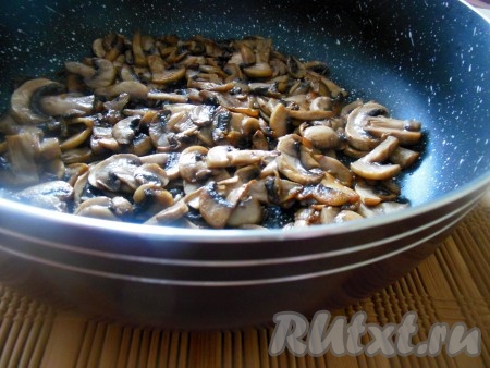 На одной сковороде обжарьте на растительном масле лук до золотистого цвета, периодически помешивая. На второй сковороде обжарьте на растительном масле шампиньоны, помешивая, до золотистого цвета и полного испарения жидкости, слегка посолите.
