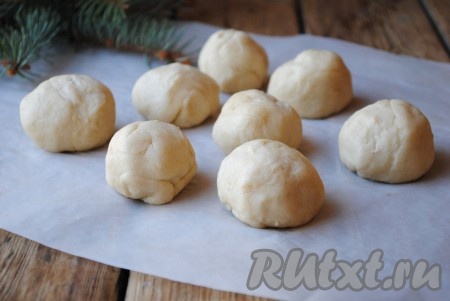 Тесто замотать в пищевую плёнку и оставить отдохнуть при комнатной температуре на 30 минут. Затем тесто разделить на 8 равных частей.&nbsp;
