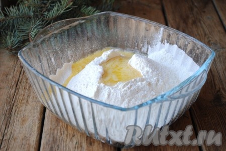 Добавить к муке соль, влить растопленное остывшее сливочное масло, получившуюся массу перетереть руками, чтобы получилась крошка.&nbsp;

