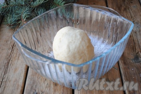 Затем замесить тесто руками. Оно получается мягким, эластичным и податливым.&nbsp;
