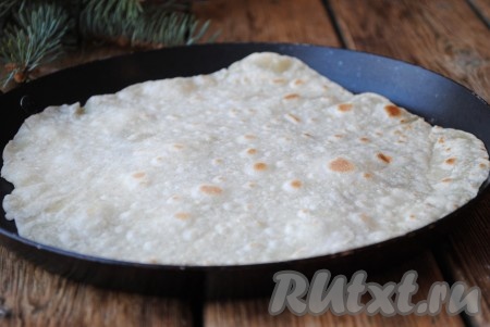 Жарить пшеничную тортилью на среднем огне в течение 1-2 минут с одной стороны, затем перевернуть и готовить 1-2 минуты с другой стороны.
