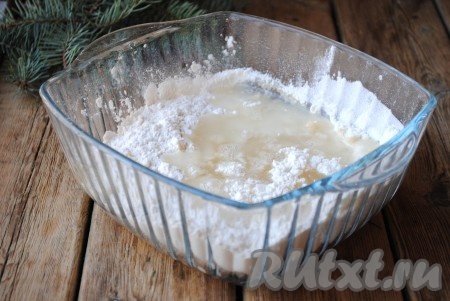 Влить горячую воду и быстро перемешать ложкой до увлажнения муки. 