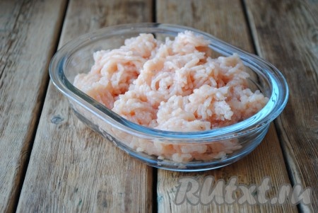 Мясо вымыть, обсушить, нарезать небольшими кусочками и пропустить через мясорубку.&nbsp;
