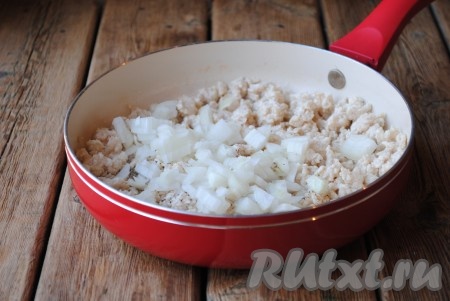 Добавить к фаршу лук, готовить ещё 5-7 минут. Лук должен стать мягким, а образовавшаяся жидкость - испариться.&nbsp;
