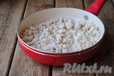 Отправить сковороду на огонь. Готовить, помешивая и разбивая фарш лопаткой, около 3-5 минут, мясо должно изменить цвет на матовый.&nbsp;
