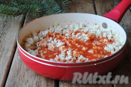 Фарш посолить по вкусу, добавить приправу к мясу, перемешать. Влить томатный сок. Если томатный сок кислый, нужно добавить сахар. Ещё раз хорошо перемешать. Готовить мясную подливу на медленном огне под крышкой 20-25 минут, иногда перемешивая.
