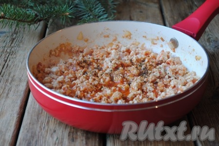 В конце приготовления поперчить. Вкусная мясная подлива готова. Макароны станут прекрасным дополнением к этому блюду.&nbsp;
