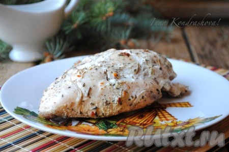 Куриное филе, запеченное в духовке, благодаря сметане, получается вкусным и сочным.