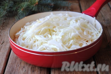 Следом выложить мелко нашинкованную капусту. 