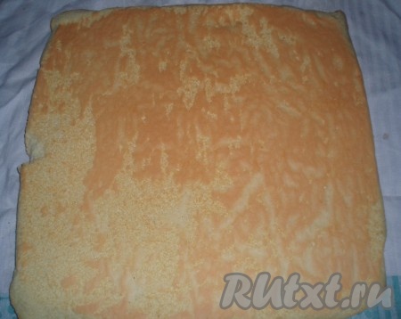 Готовое тесто вместе с бумагой перевернуть на чистое полотенце, быстро снять бумагу, а полотенце с тестом свернуть в рулет. Остудить.