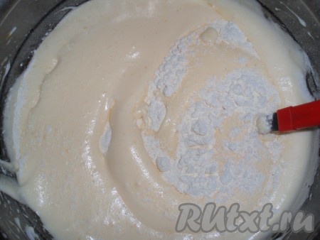Муку просеять вместе с разрыхлителем и, осторожно перемешивая, соединить с яичной массой. Тесто для бисквита получится достаточно густым.
