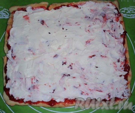 Сверху ровным слоем выложить 3/4 сливочного крема.
