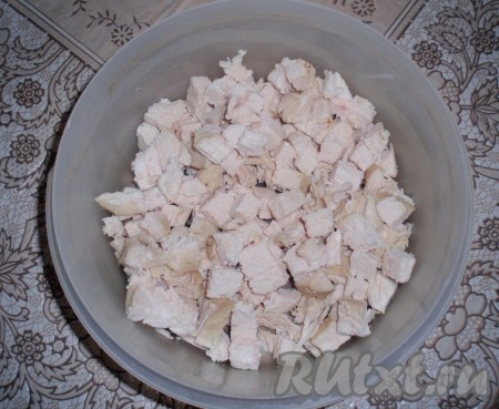 Отварную и охлажденную куриную грудку нарезать кубиками. Выложить в миску.