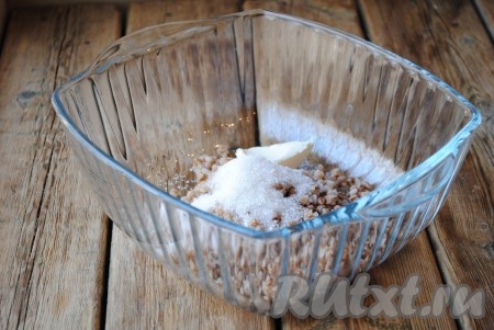 Гречневую крупу промыть, залить кипящей водой (соотношение воды и крупы 2:1, воду, в которой будет вариться гречка, подсаливать не надо) и варить до готовности гречки. Готовую гречку охладить, добавить к ней сливочное масло, сахар и ванильный сахар.&nbsp; 