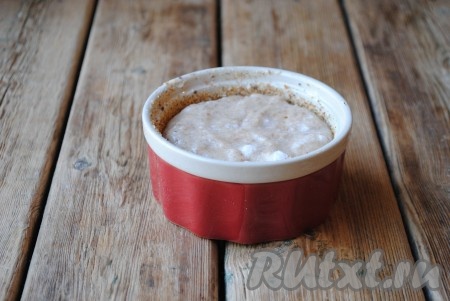 Гречневую массу переложить в подготовленную форму. 