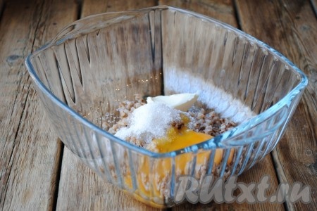 Отделить белок от желтка. Желток отправить к гречке.&nbsp;
