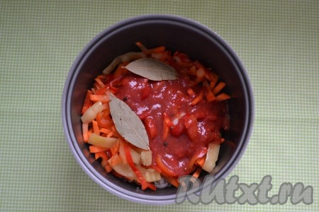 Влить воду и томатный сок. Можно использовать и свежие помидоры (тогда их нужно обдать кипятком, снять кожицу и нарезать мелкими кубиками).
